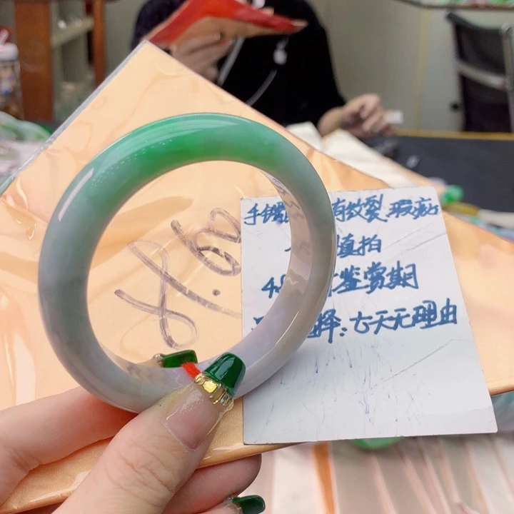 翡翠手镯未镶嵌翡翠手镯