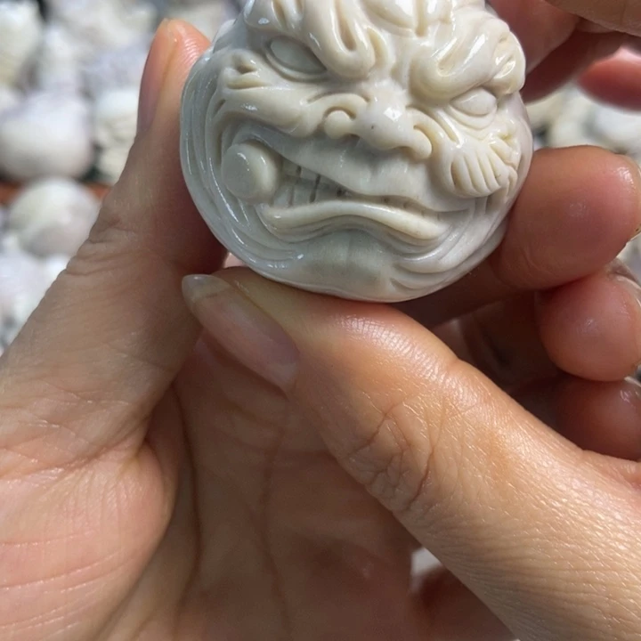 配饰鹿角雕刻一个出