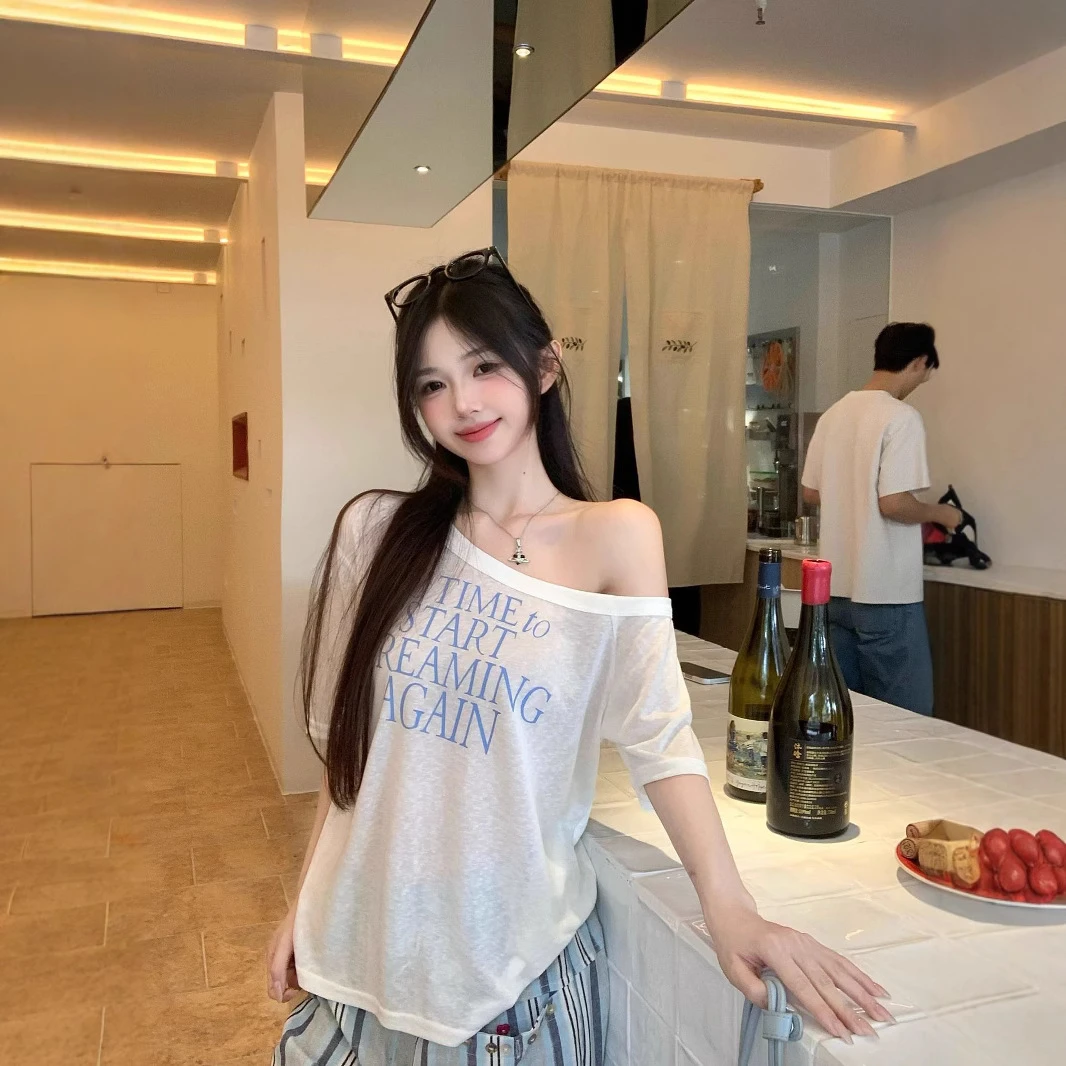 防晒罩衫女白色短袖露肩字母印花T恤女夏季设计宽松显瘦斜肩上衣
