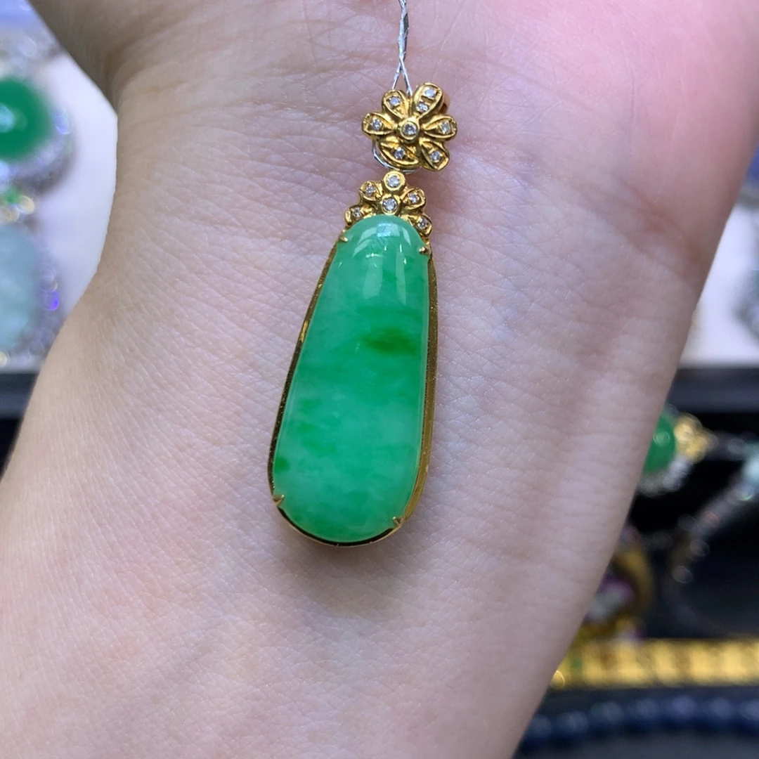 翡翠18K金镶嵌颈饰