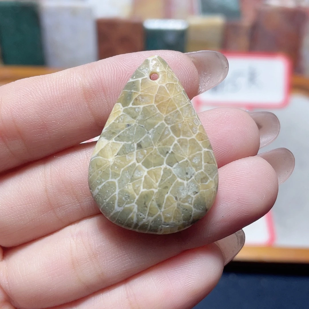 硅化珊瑚（珊瑚玉）合金颈饰