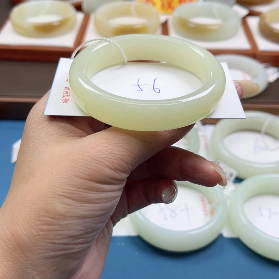 未镶嵌手镯和田玉.****姐