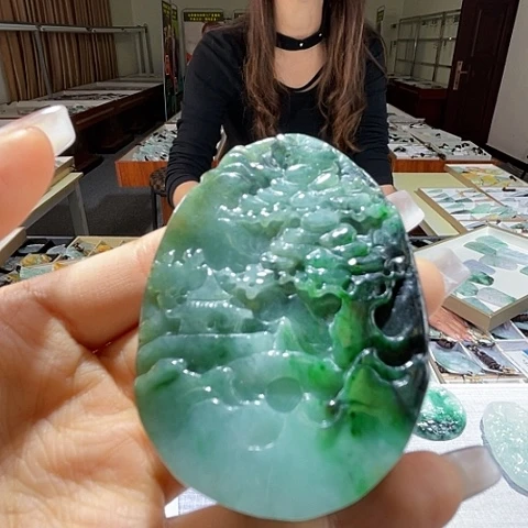 翡翠未镶嵌颈饰一个