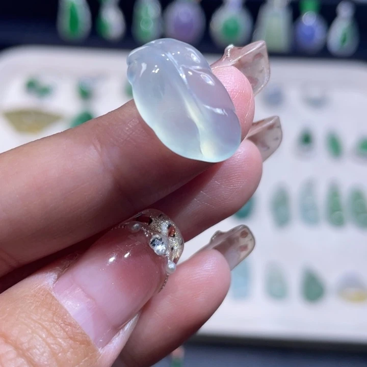 翡翠未镶嵌颈饰叶子