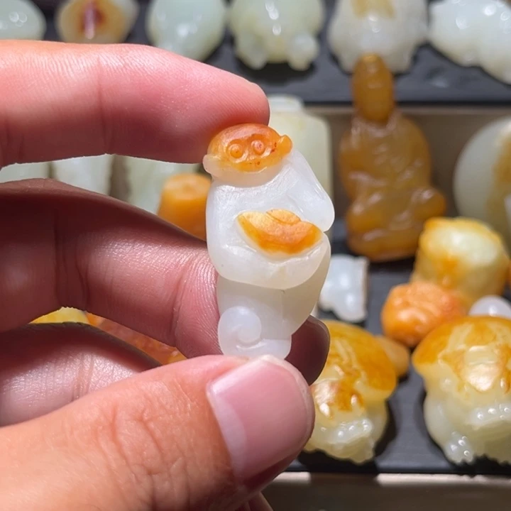 叶***颈饰未镶嵌和田玉