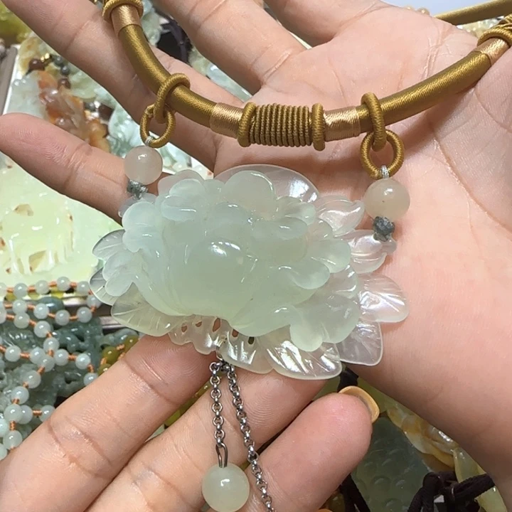 蛇纹石玉未镶嵌吊坠