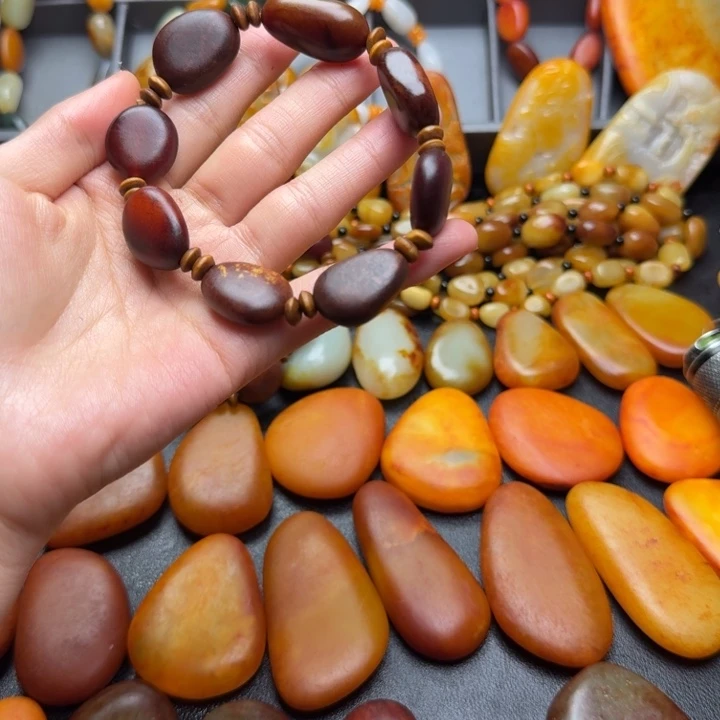 M***朱和田玉未镶嵌颈饰