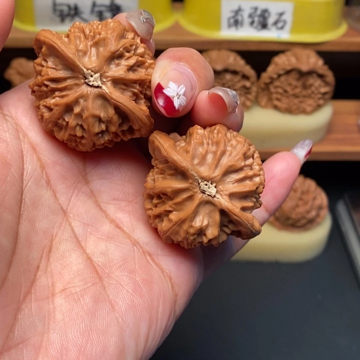 文玩核桃吊坠40宫灯