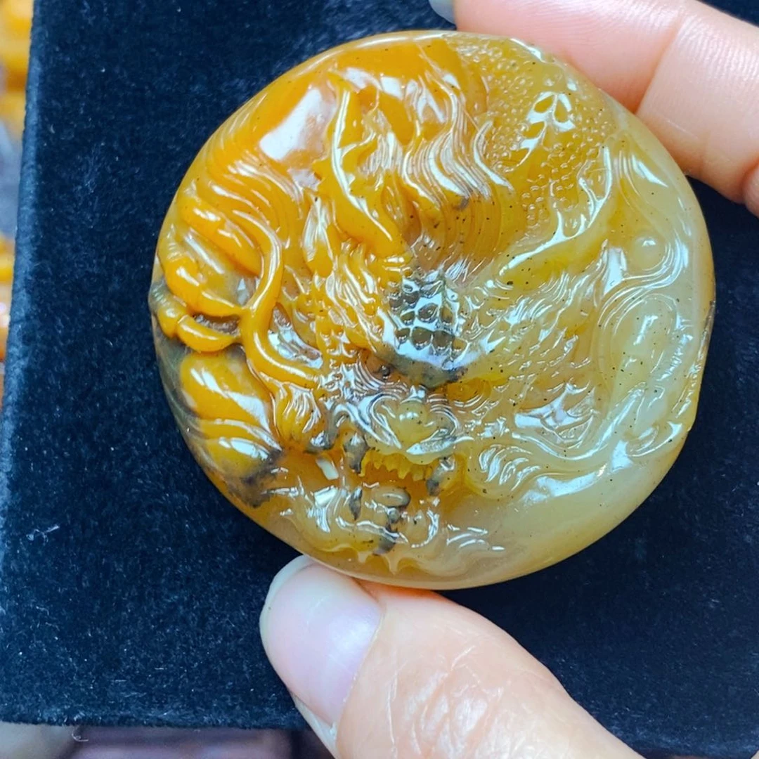 未镶嵌石英质玉（黄龙玉）颈饰