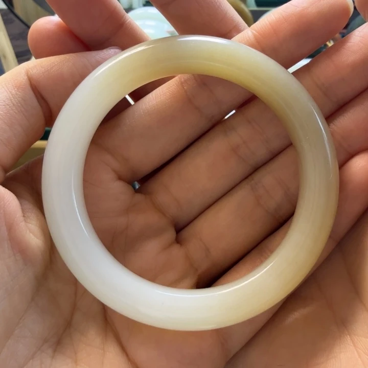 和田玉未镶嵌手镯