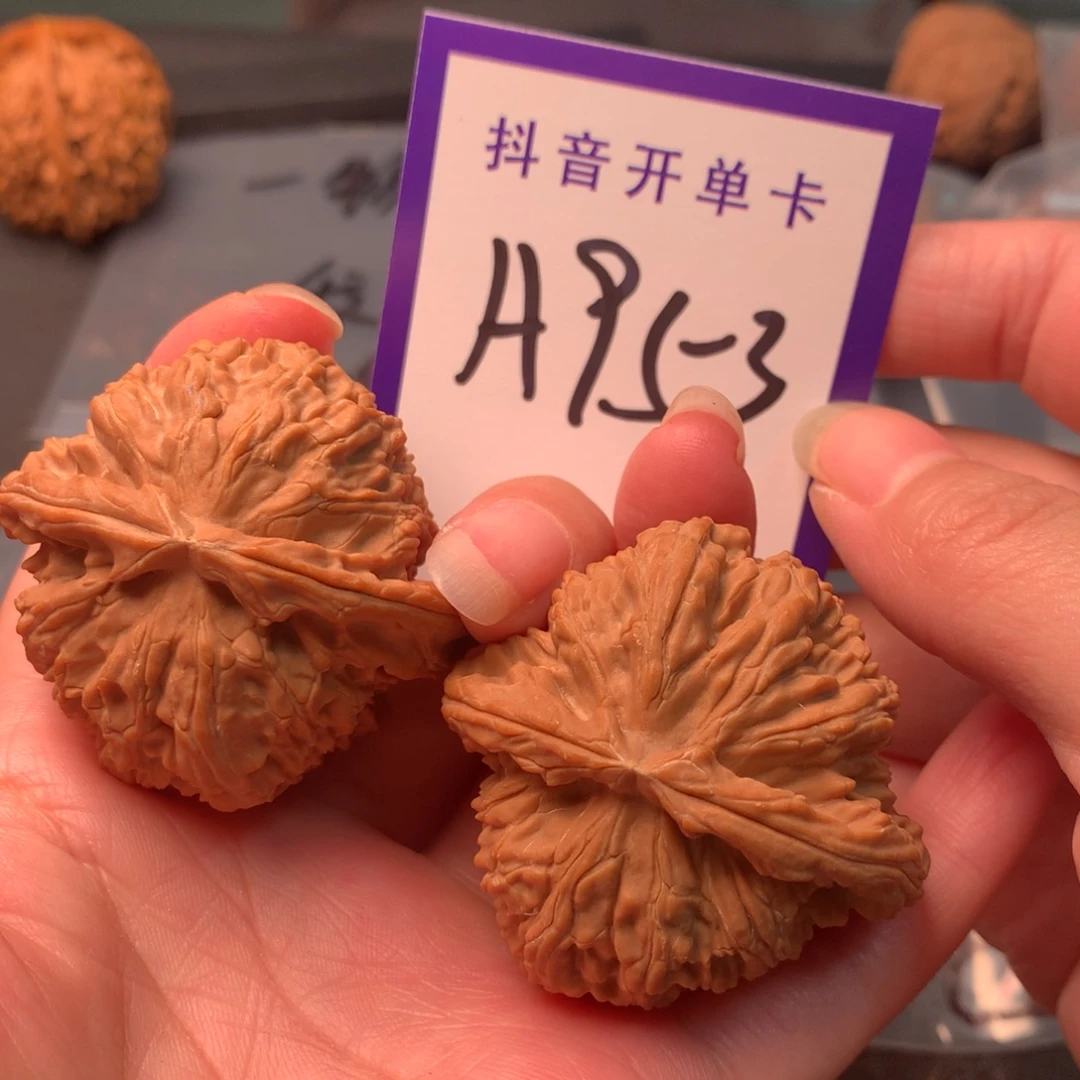 文玩核桃吊坠白狮子