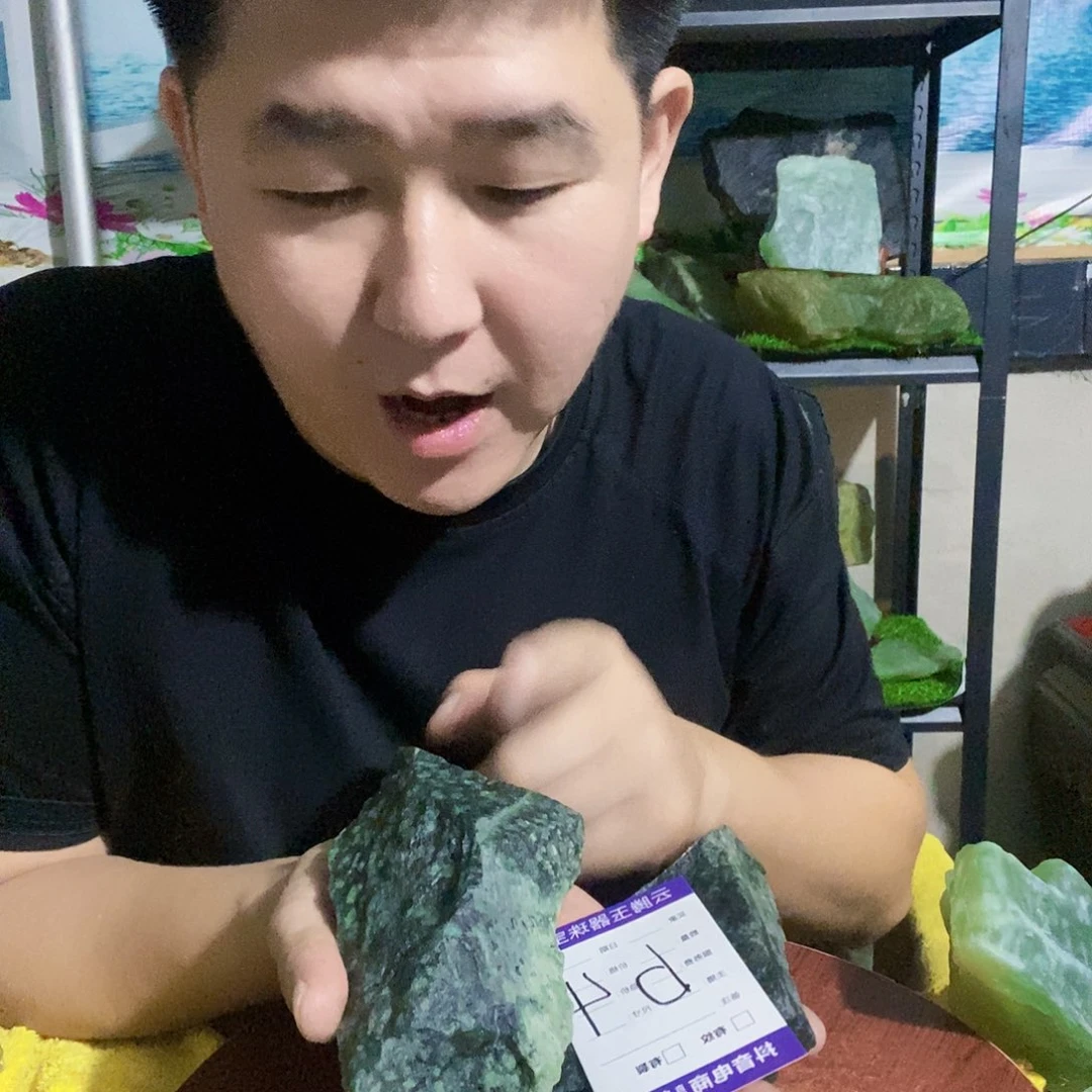 奔***肉蛇纹石玉未镶嵌纯天然岫玉原石
