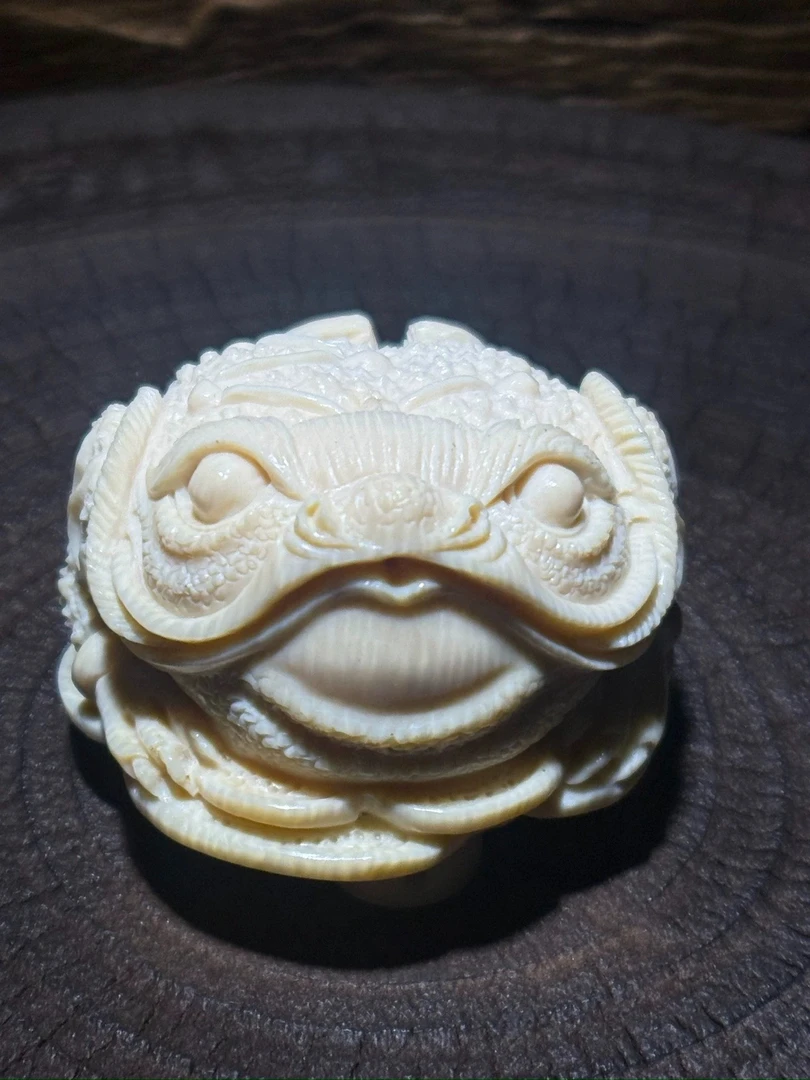 天然猛犸牙果冻料雕件，满雕三足金蟾，雕工细腻，工艺非凡，全品无暇