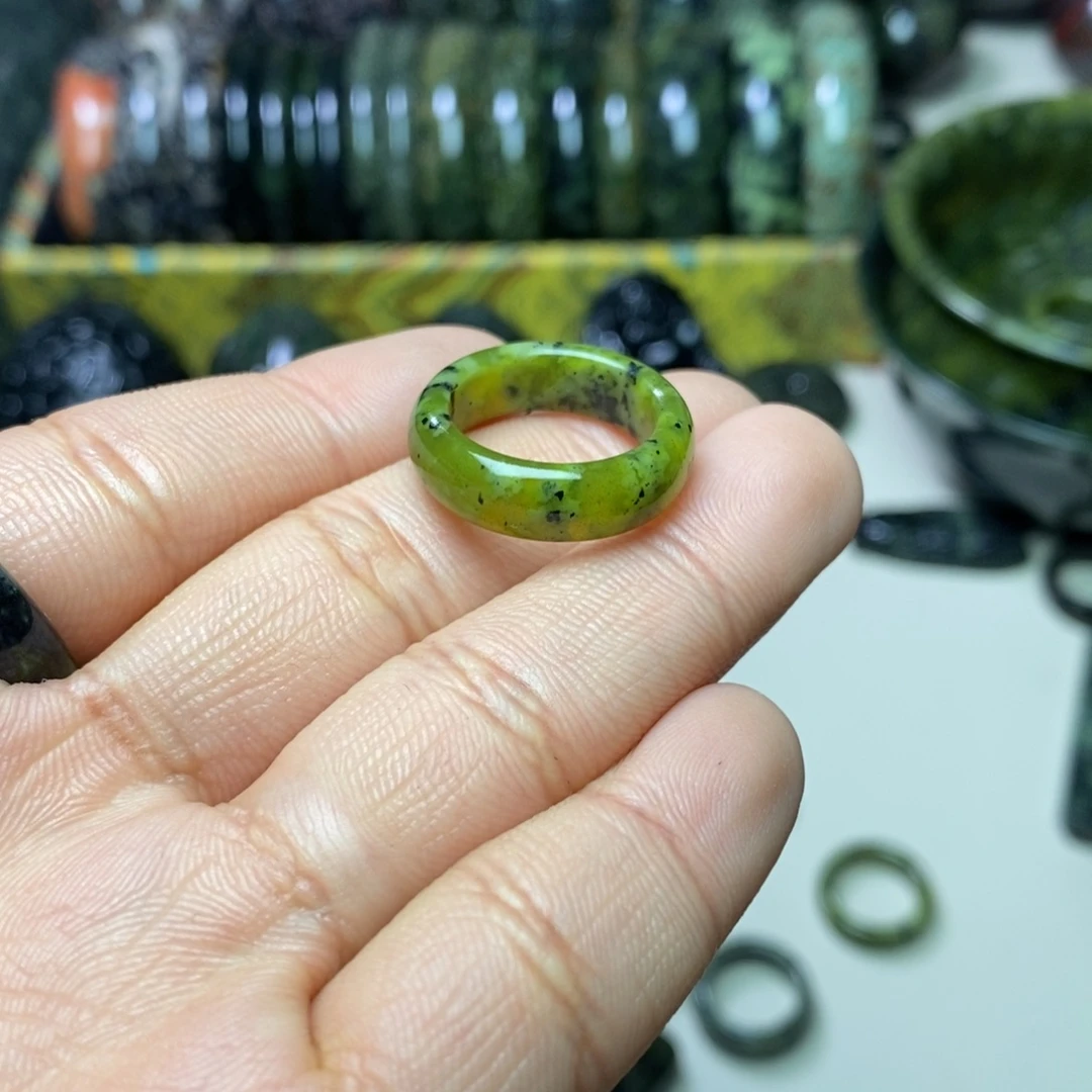 小***f蛇纹石玉未镶嵌颈饰