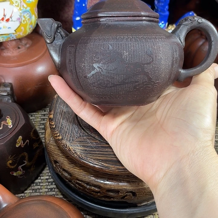 茶壶紫砂原矿泥料手工制作的一把紫砂壶。