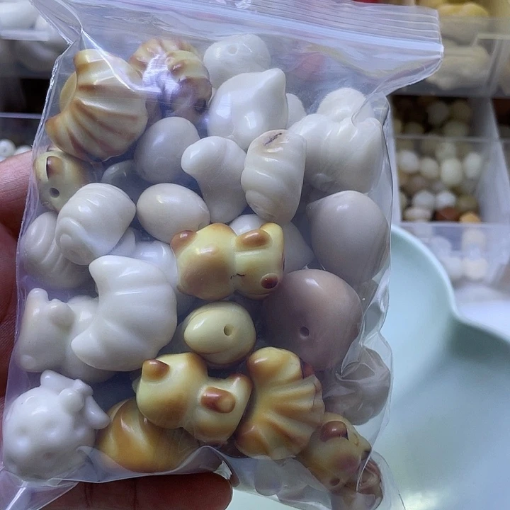 白玉菩提吊坠姗*瑕疵有裂象牙果雕刻件53