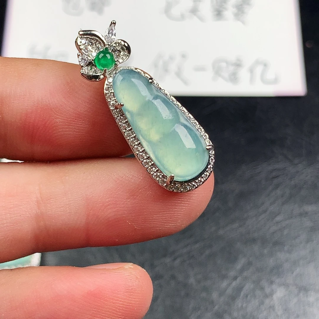 翡翠未镶嵌颈饰福豆