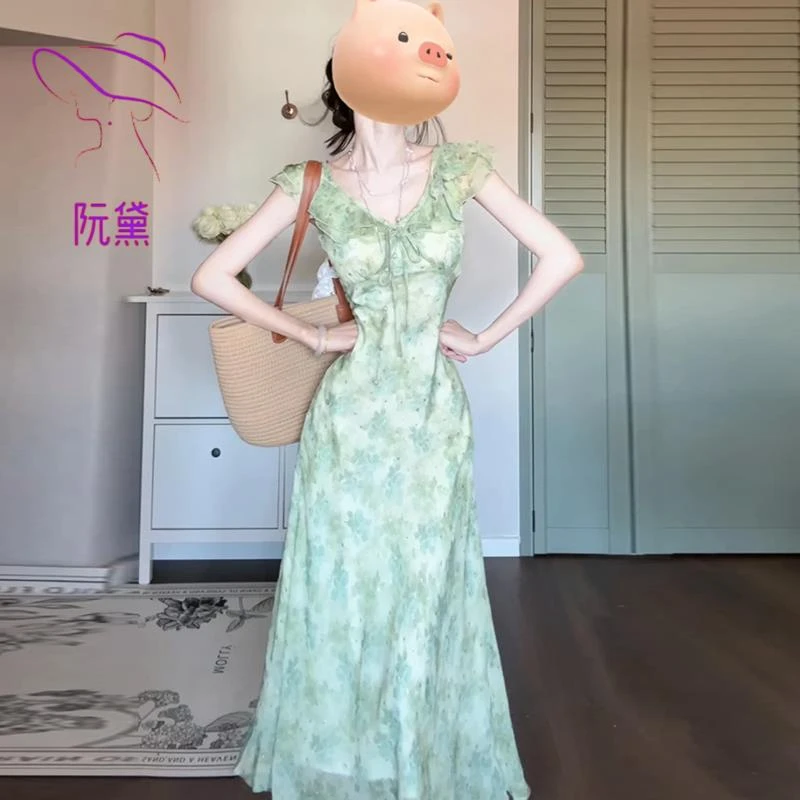 阮黛森系穿搭法式绿色v领碎花连衣裙温柔气质超好看收腰a子长裙子