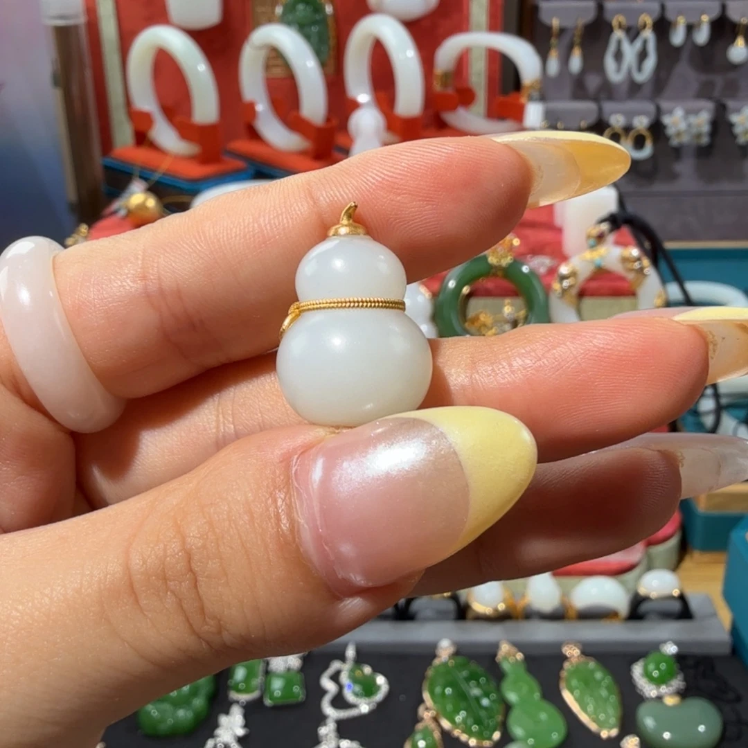 颈饰18K金镶嵌和田玉