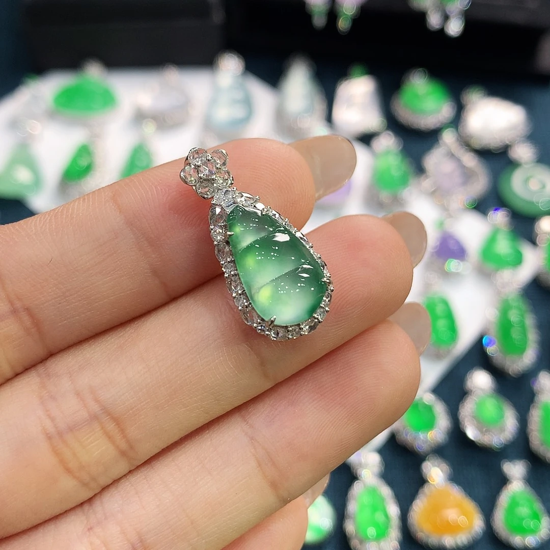 翡翠18K金镶嵌颈饰