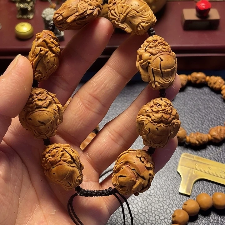 世***坤大桃核雕刻瑕疵钟馗