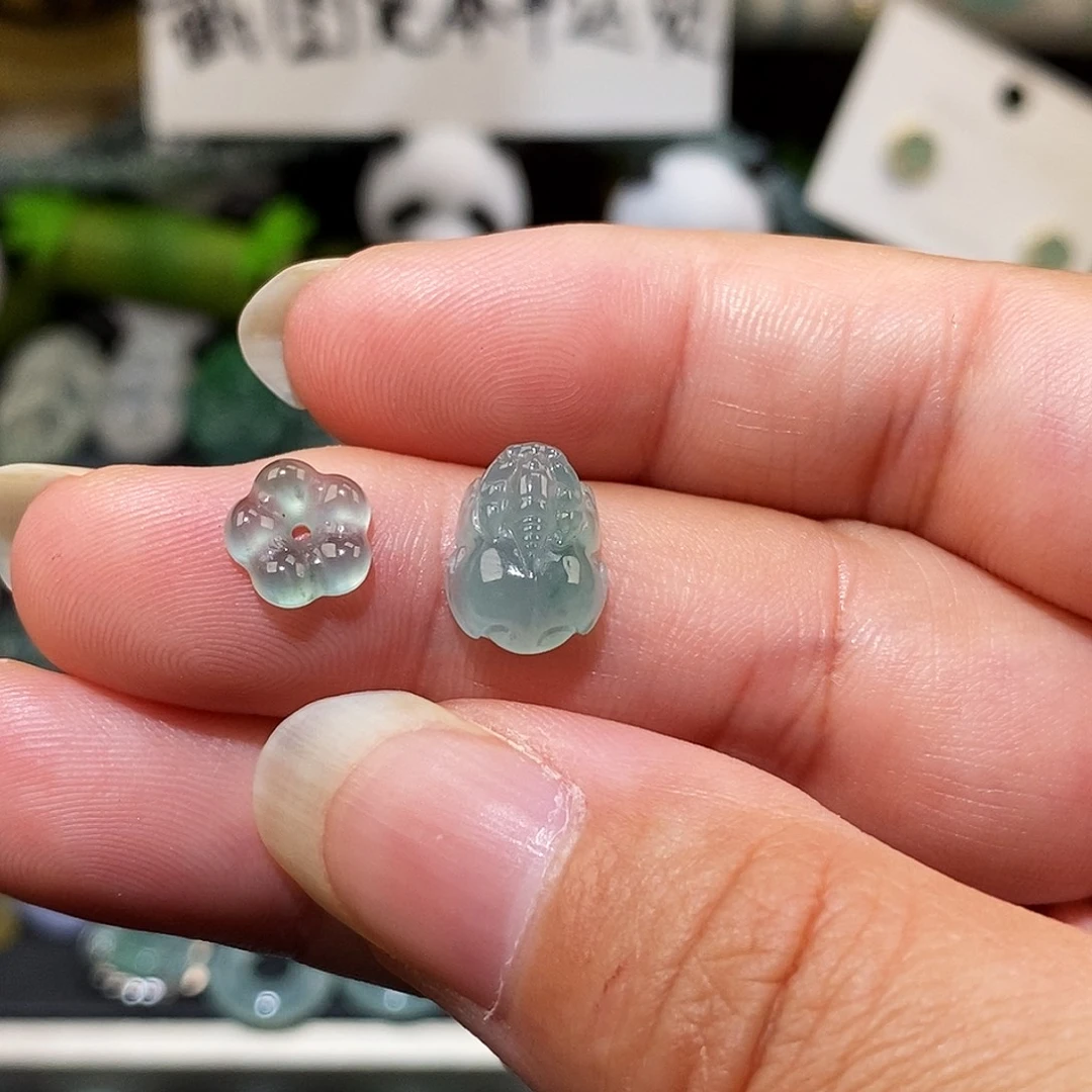 翡翠未镶嵌颈饰貔貅小花