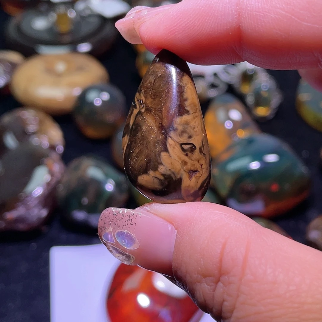 琥珀裸石未镶嵌。