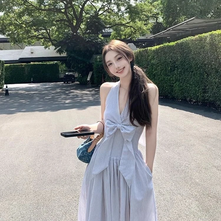 新款洋气法式长裙垂坠感度假女裙显瘦A字裙挂脖V领无袖露肩连衣裙