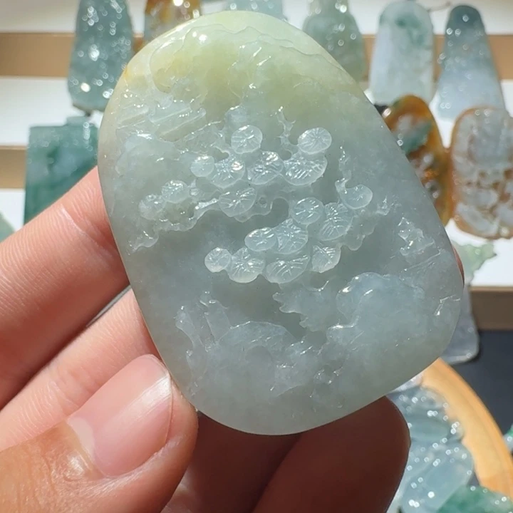 翡翠18K金镶嵌颈饰山水牌