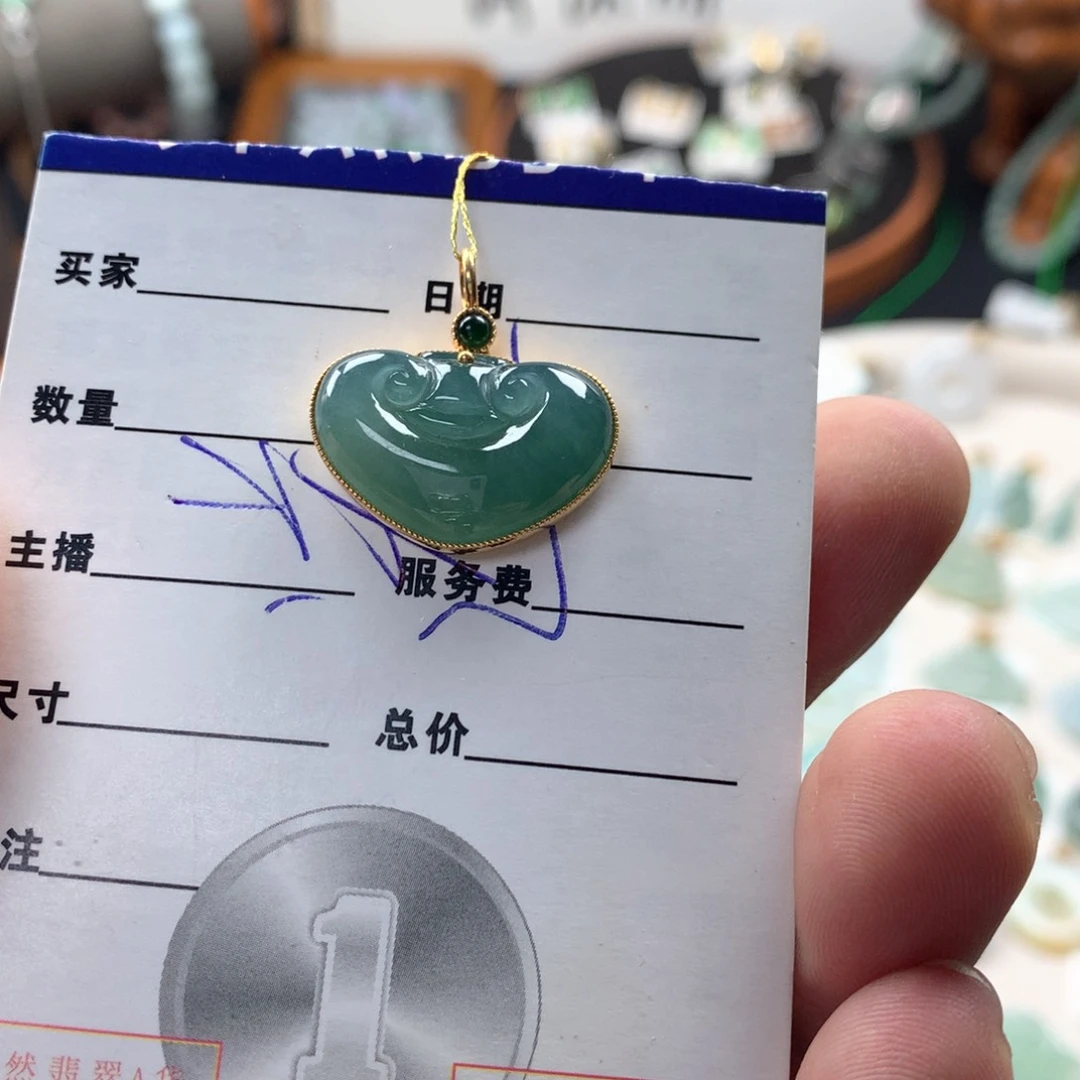颈饰足银镶嵌翡翠