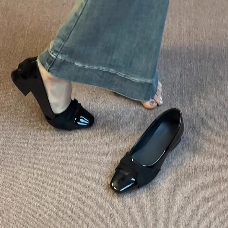 羊皮版！2025巨好看单鞋女款黑色漆皮拼接方头浅口粗跟通勤工作鞋