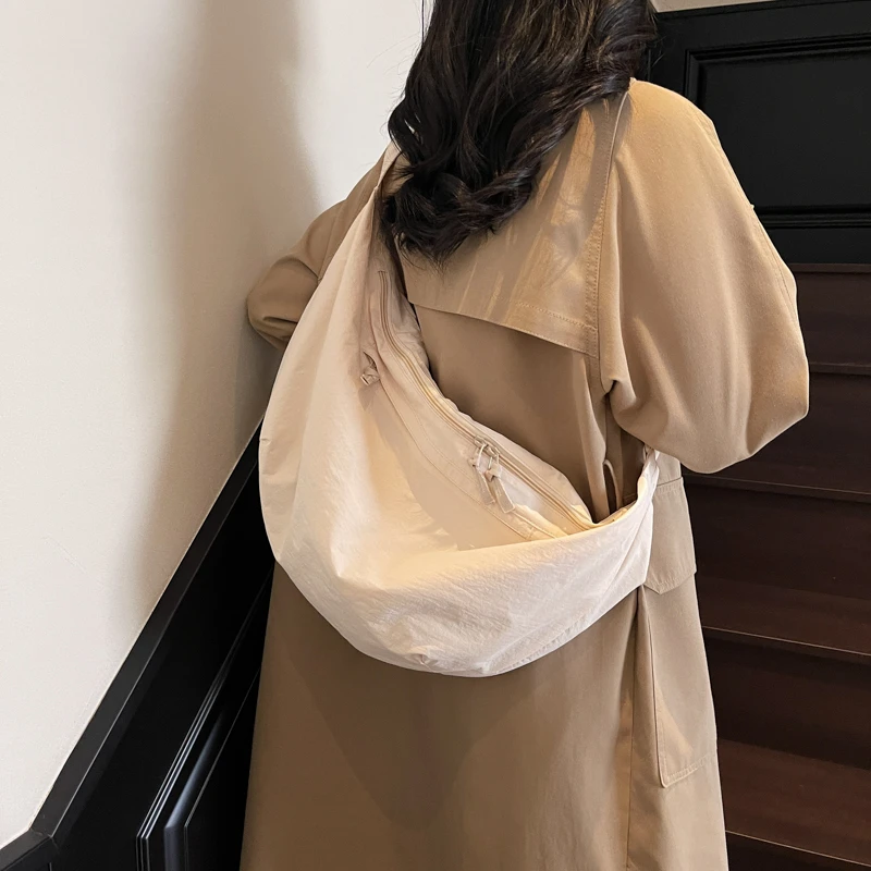 日系简约大容量斜挎包女2025新款学生小挎包单肩布包百搭饺子包女