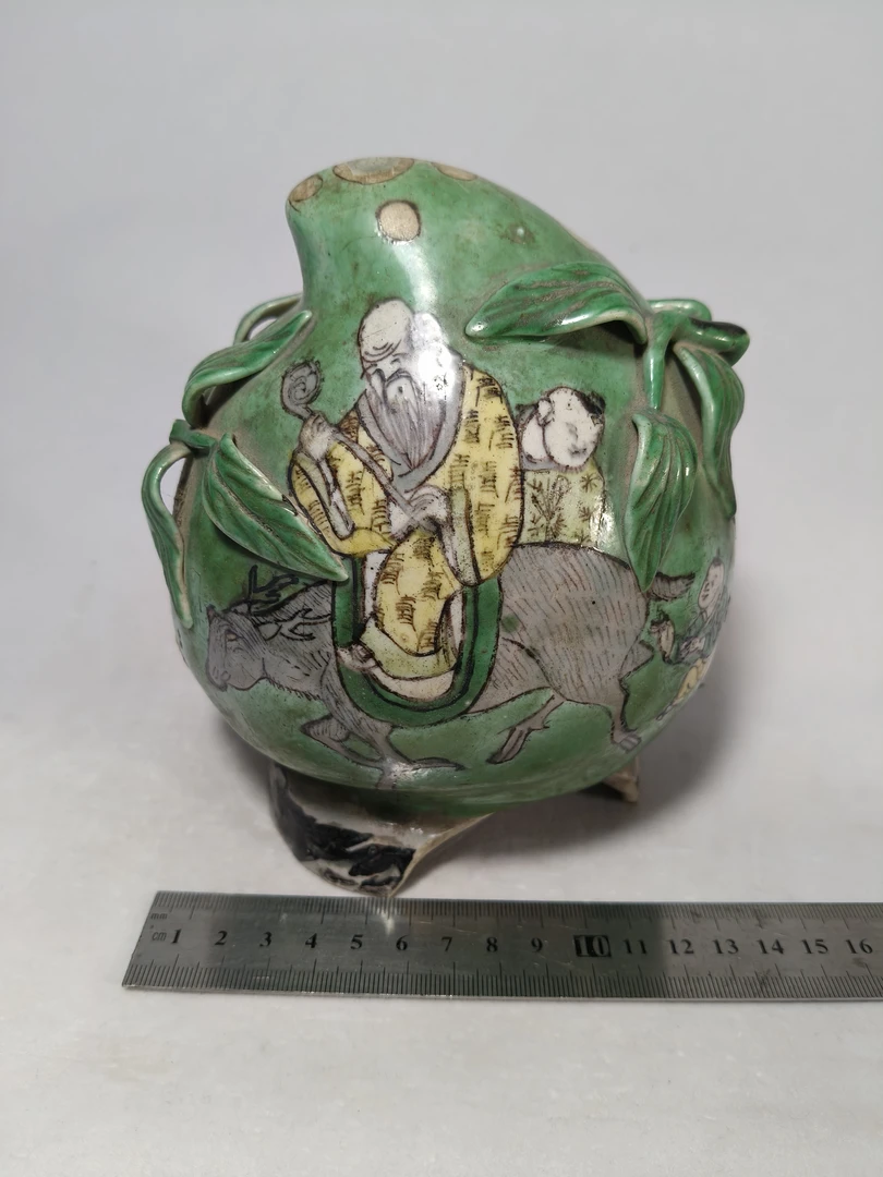 绿釉地素三彩仙人纹倒流壶残器。尺寸品相如图。