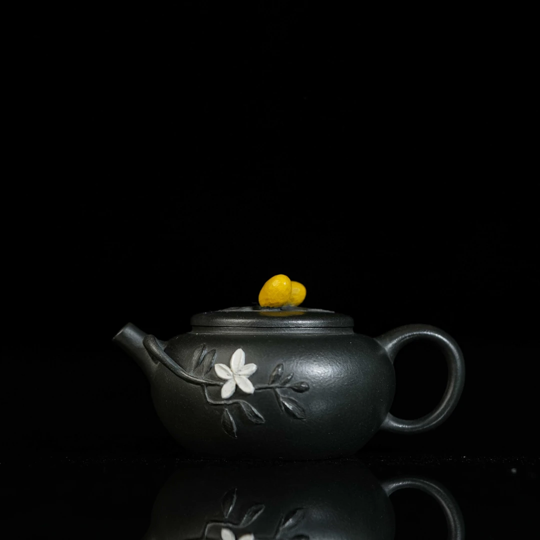 B85堆绘梅花紫砂壶