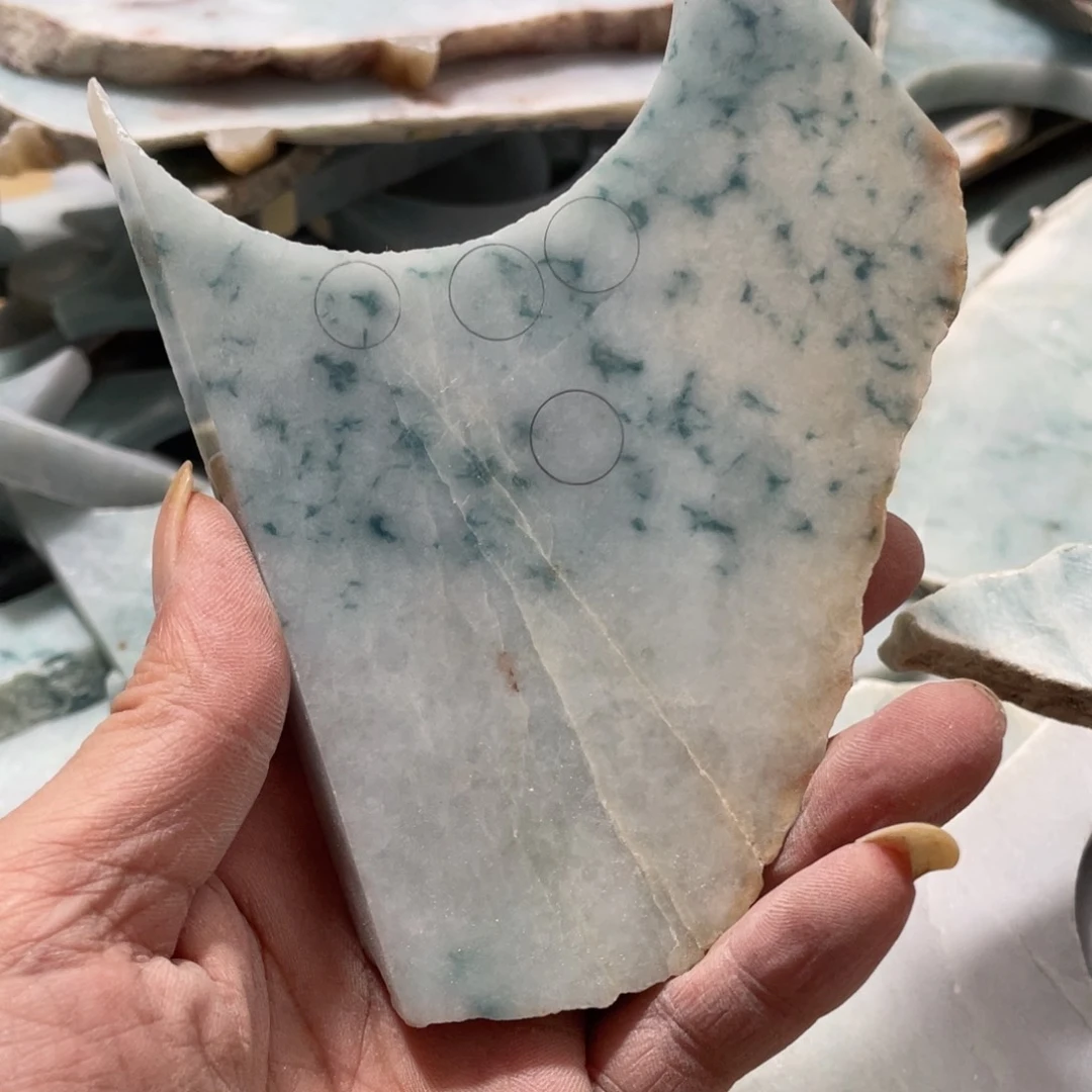 翡翠颈饰未镶嵌翡翠