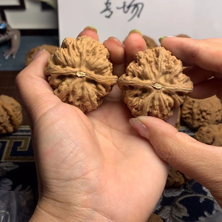 吊坠文玩核桃人****、粗筋