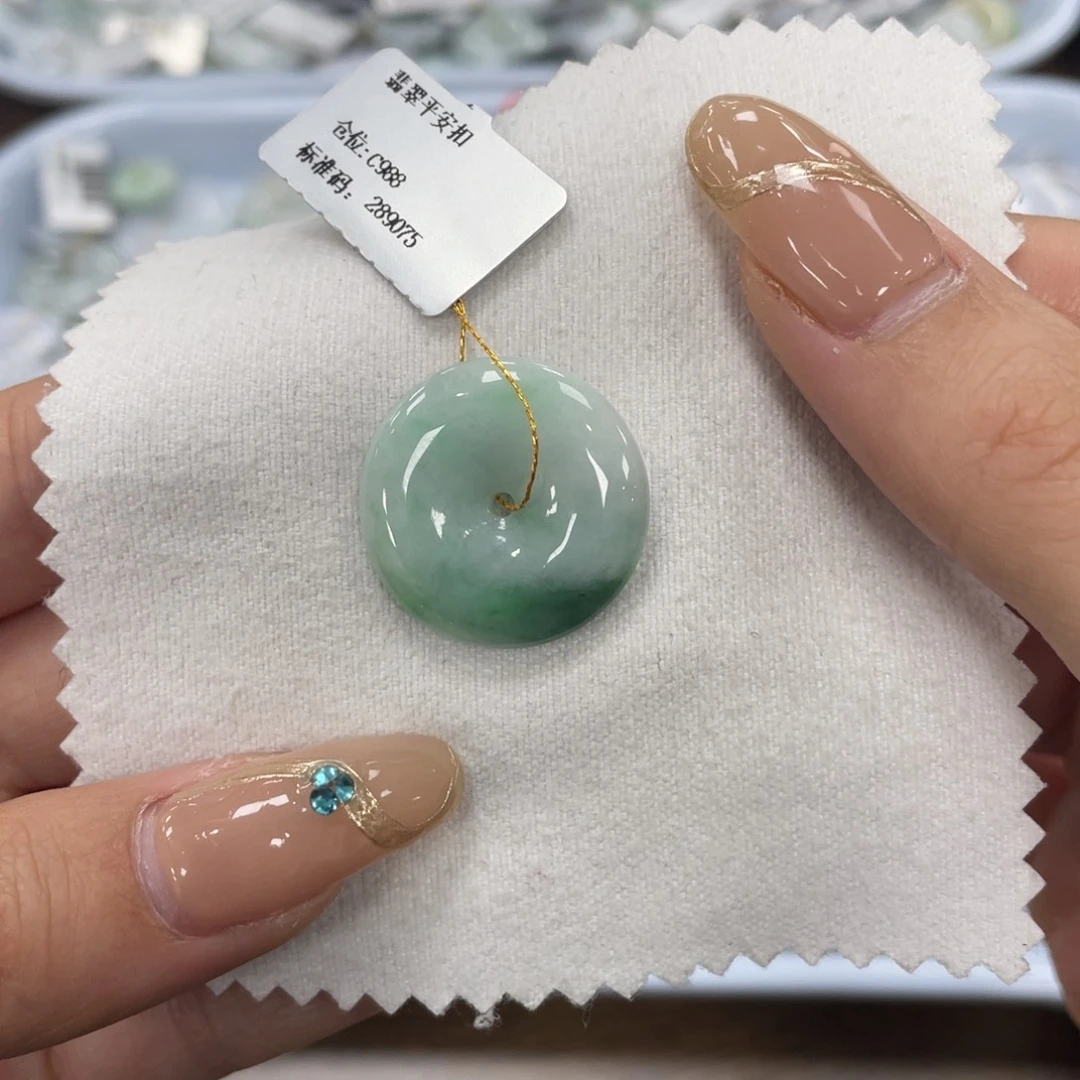 翡翠未镶嵌颈饰平安扣