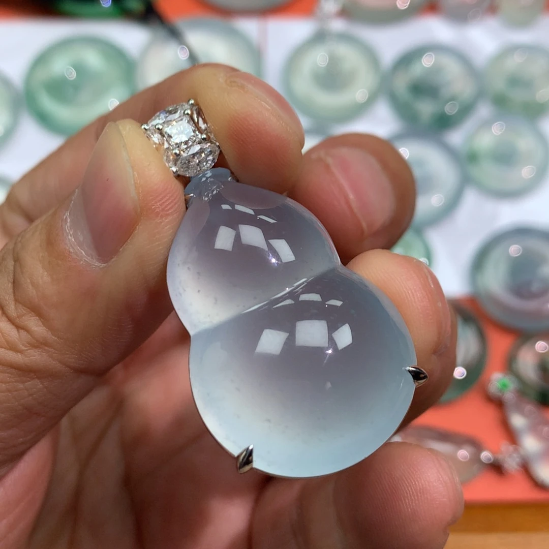 翡翠未镶嵌颈饰葫芦