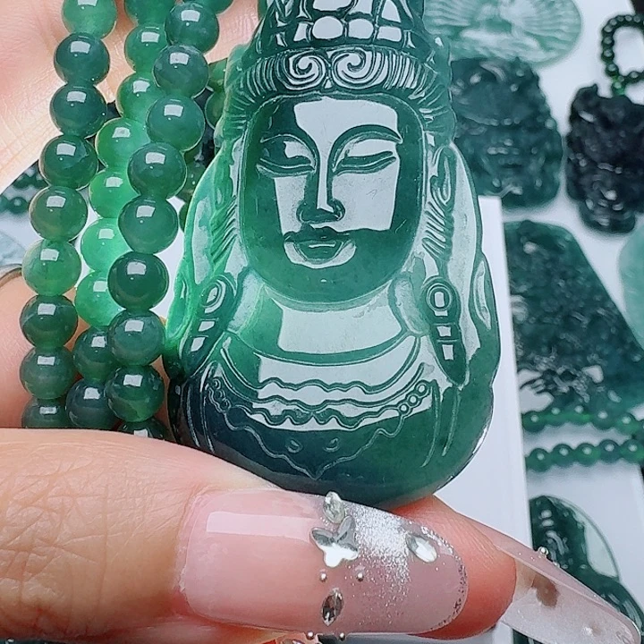 翡翠未镶嵌颈饰多样性发其一