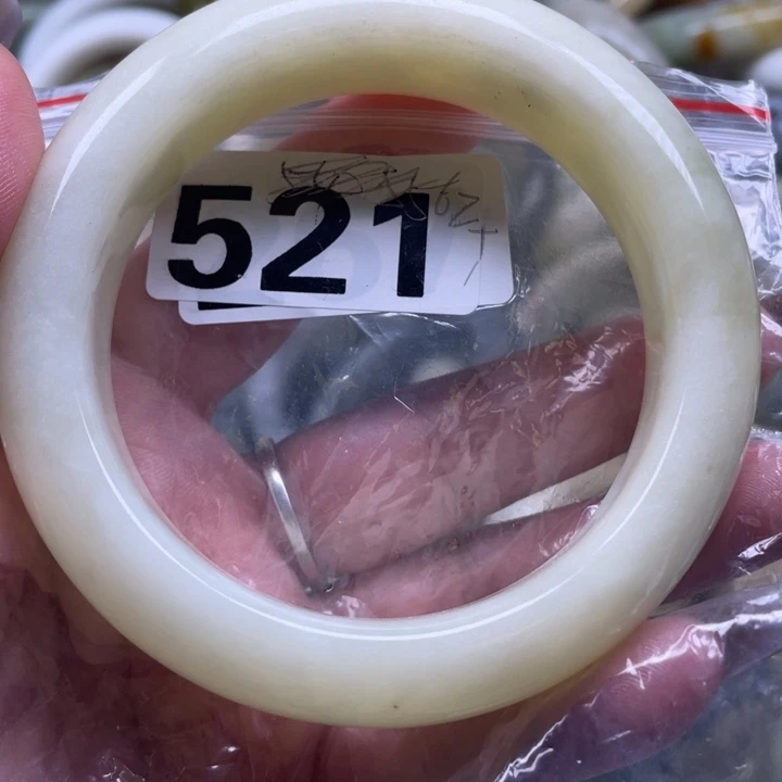 鲍***娟蛇纹石玉未镶嵌手镯