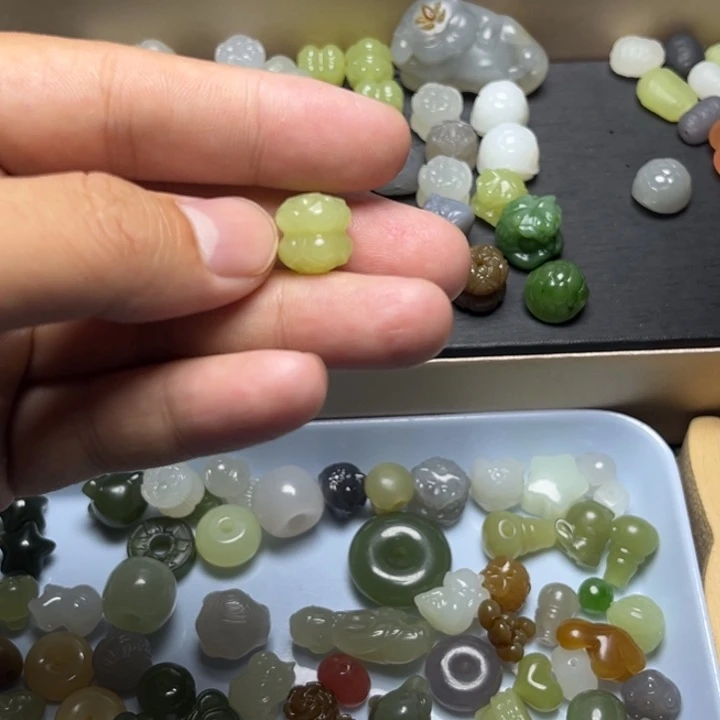 云***局和田玉未镶嵌手链