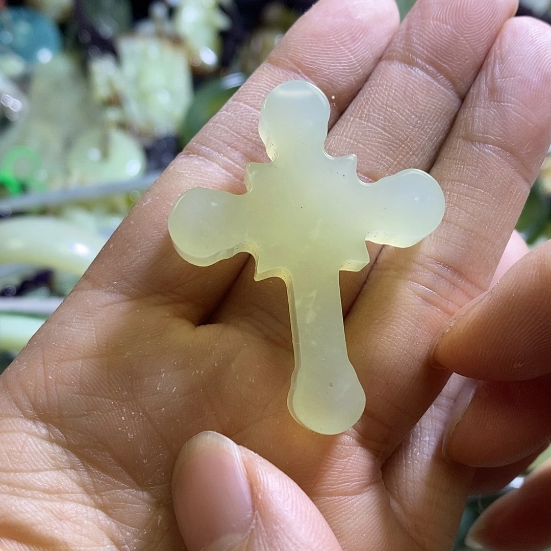 岫玉未镶嵌颈饰一个