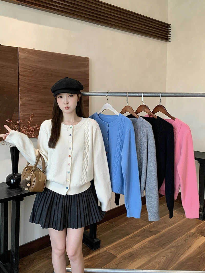 【娃娃专属】2025秋装新款女甜美麻花彩色纽扣圆领针织软糯上衣