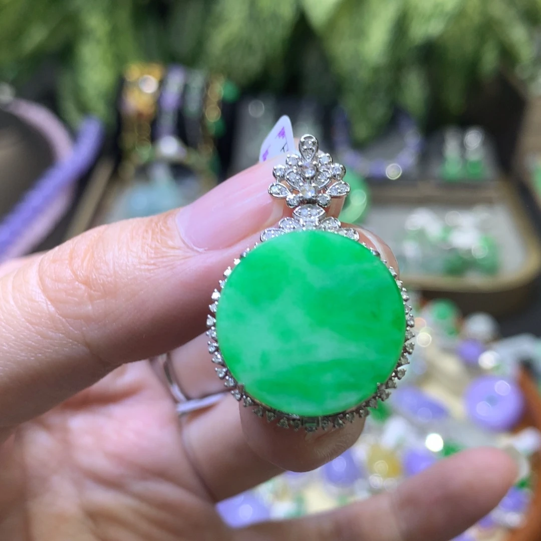 颈饰18K金镶嵌翡翠