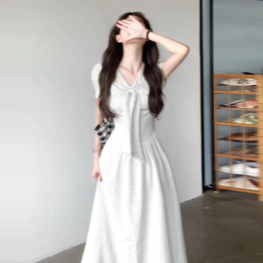 法式高级感v领条纹连衣裙子女夏2025新款巨好看收腰a字蝴蝶结长裙