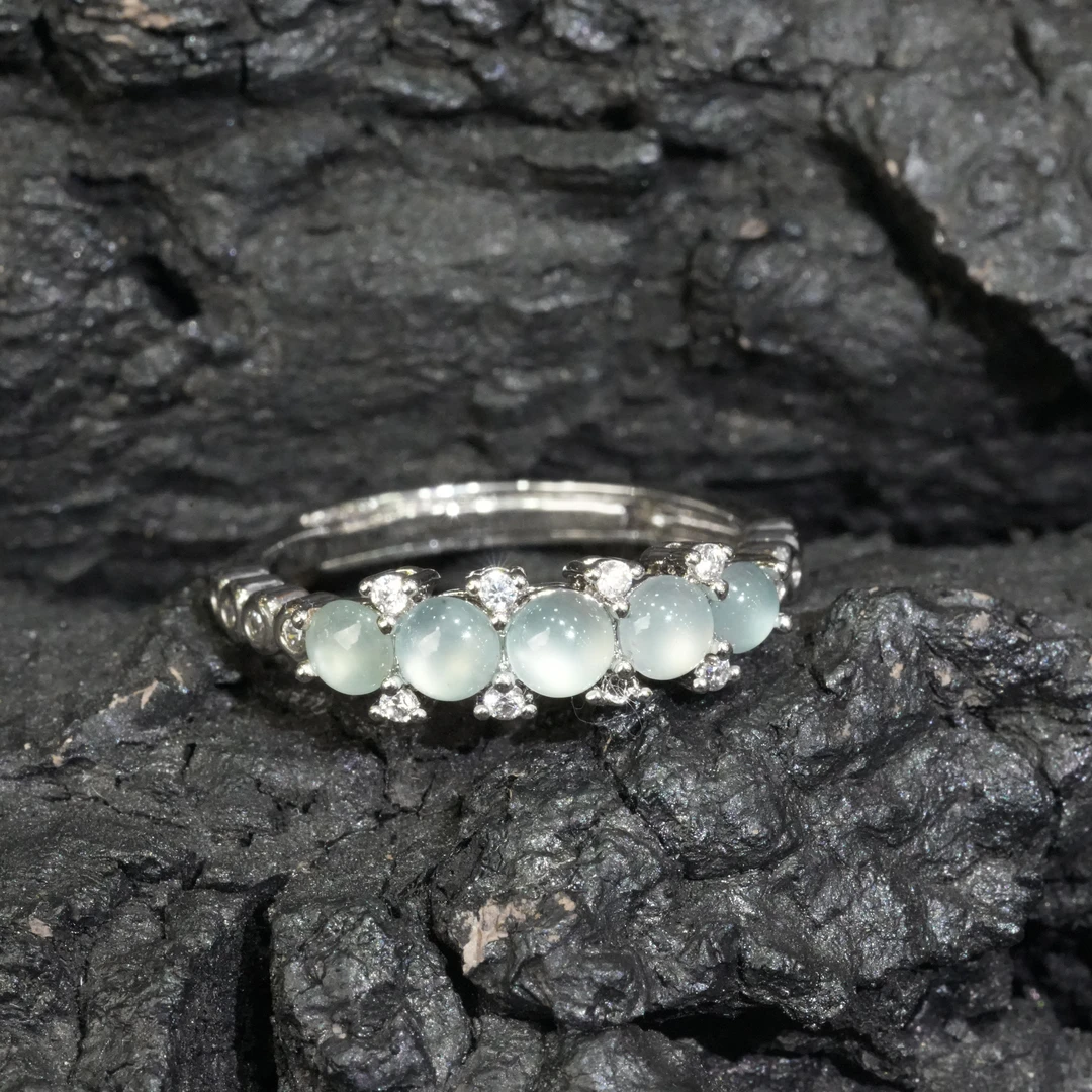 天然A货翡翠蛋面戒指多样性发气质时尚精美百搭优雅镶嵌满钻美