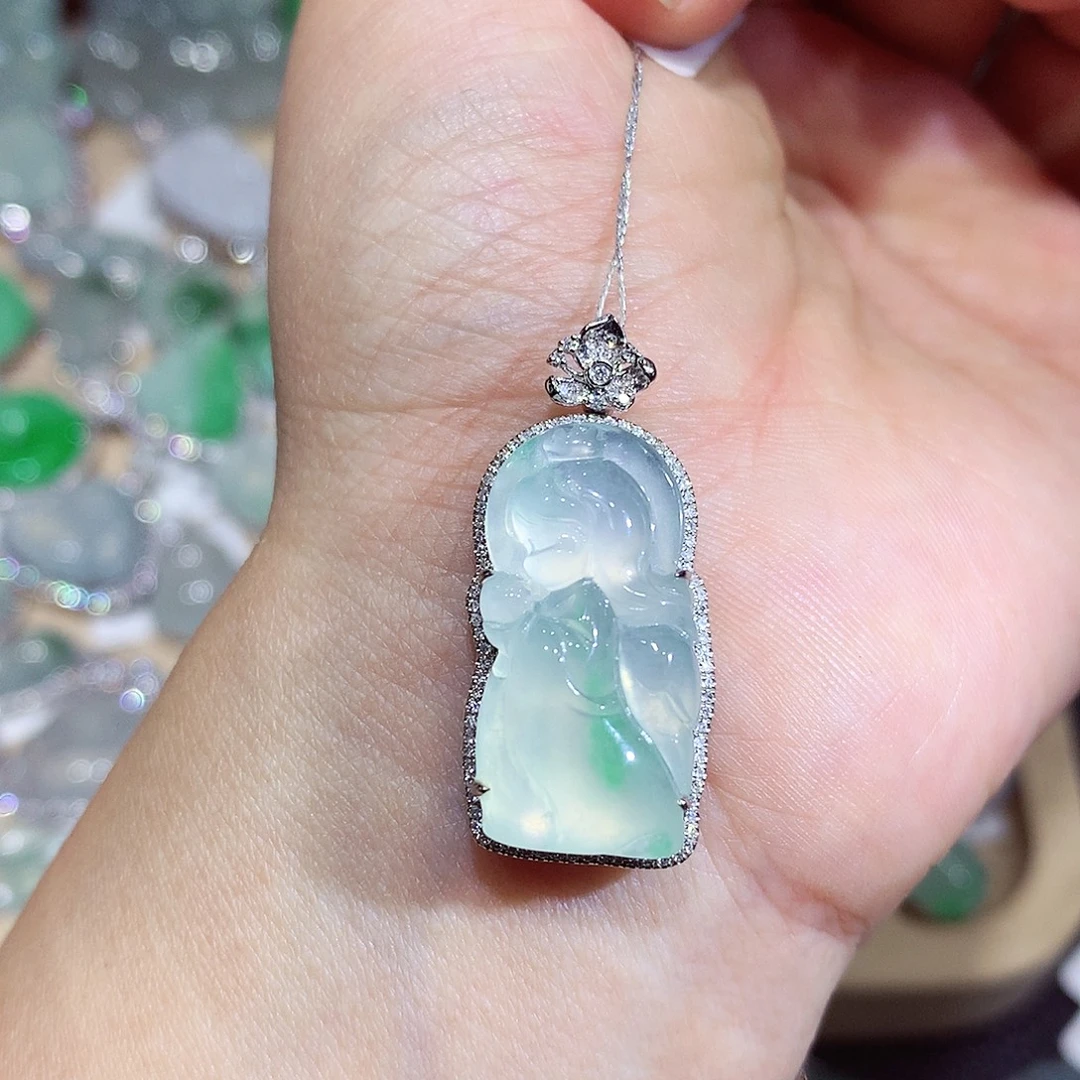 翡翠18K金镶嵌颈饰仙子