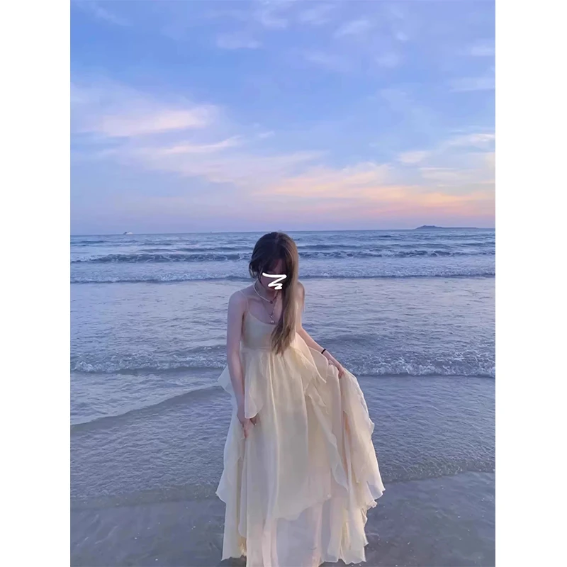 海边度假仙女裙收腰吊带连衣裙女春夏新款三亚绝美沙滩过膝长裙子