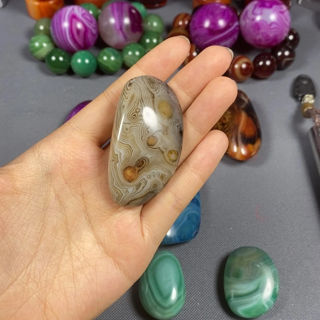 未镶嵌玛瑙/玉髓珠宝奇石M****o