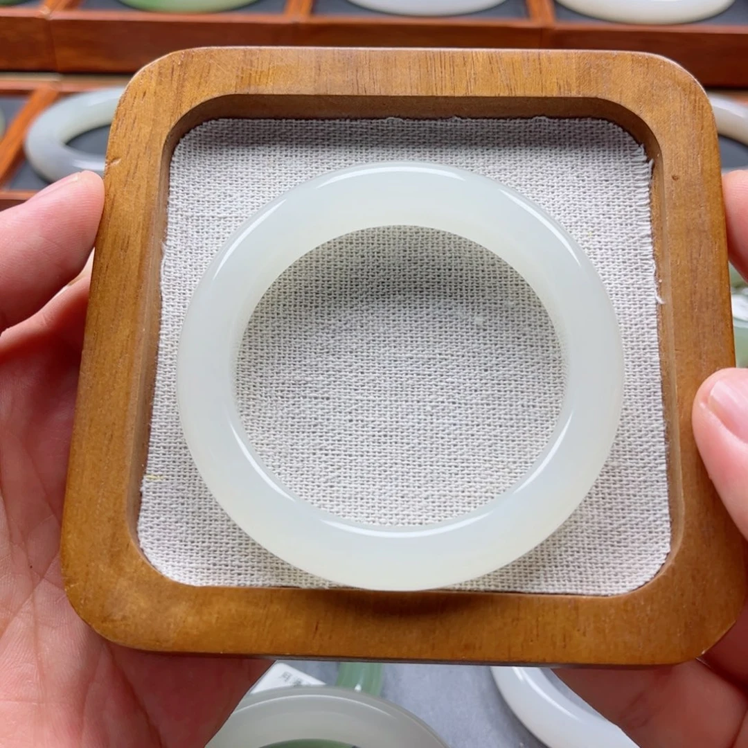 小****未镶嵌手镯和田玉